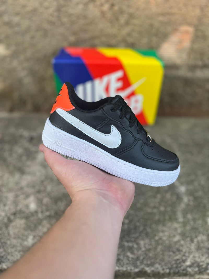 Tênis Nike Air Force 1 Preto e Branco