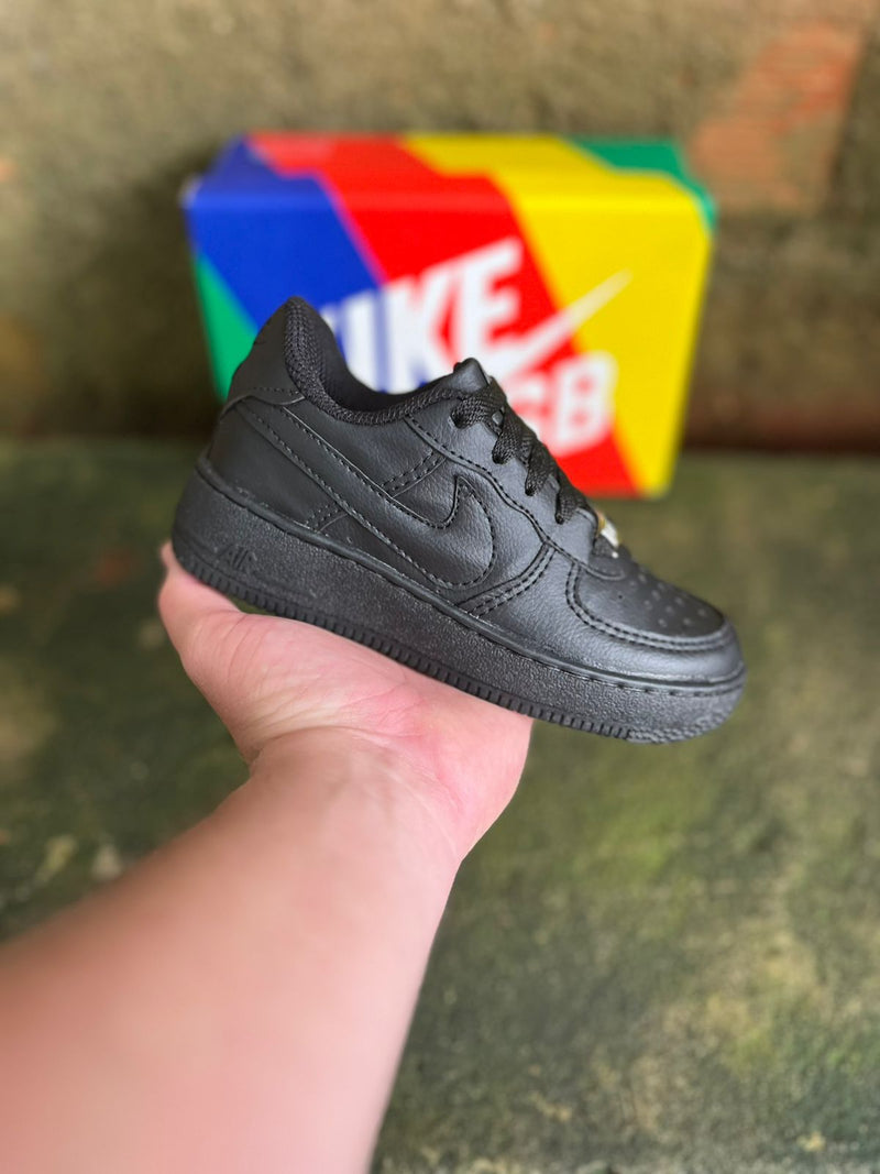 Estilo Preto Total: Tênis Nike Air Force 1